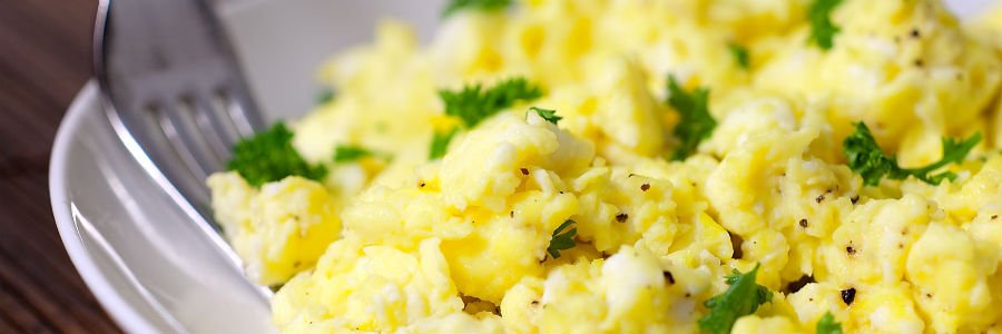 desayuno cetogénico huevos revueltos con aceite de coco