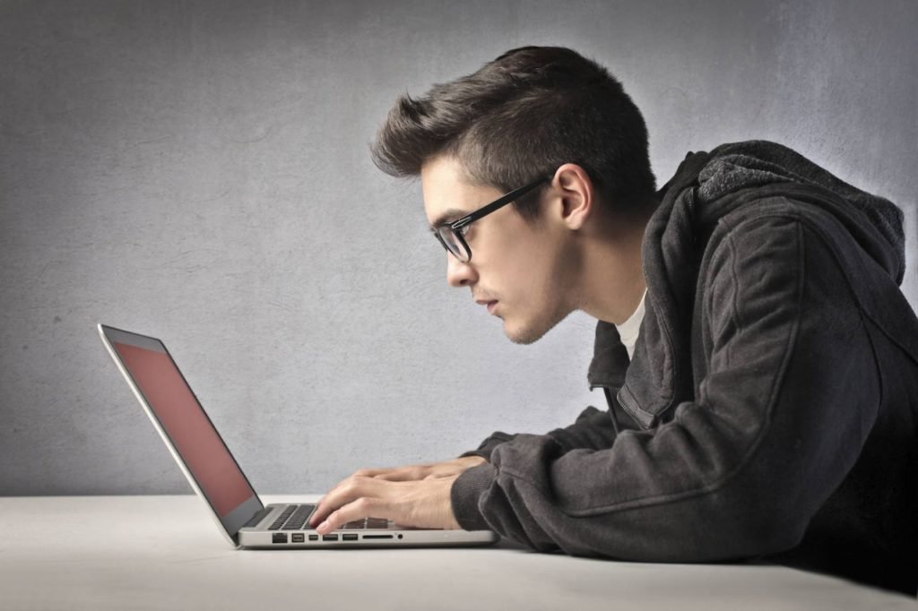causas de mala postura en adolescentes